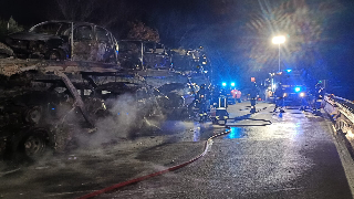 Notte di fuoco in A14, chiusa nel tratto abruzzese per una bisarca in fiamme